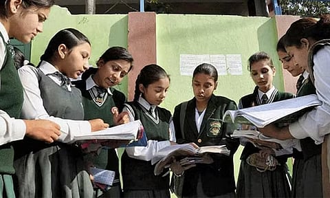 வளைகுடா நாடுகளில் ரத்து செய்யப்பட்ட சி.பி.எஸ்.சி. பொதுத்தேர்வுகள் - முடிவுகளை கணக்கிட புதிய திட்டம்