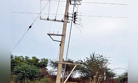 மின்சாரத்தை துண்டித்து 2 டிரான்ஸ்பார்மர்கள் திருட்டு: மர்ம கும்பலுக்கு போலீஸ் வலைவீச்சு