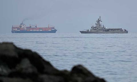 போர்க்களத்தின் நடுவே சிக்கி தவிக்கும் கப்பல்கள்: உதவி கோரும் மாலுமிகள்; அனுமதி மறுக்கும் துறைமுகங்கள்