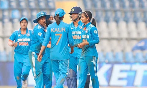 தென் ஆப்பிரிக்காவுக்கு சுற்றுப்பயணம் செய்யும் இந்திய மகளிர் அணி