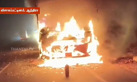 ஆந்திராவில் நடுரோட்டில் தீப்பிடித்து எரிந்த ஆம்னி பேருந்து - 37 பயணிகள் உயிர் தப்பினர்