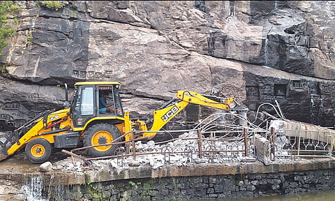 குற்றாலம் மெயின் அருவியில் மேம்பாட்டு பணிகள் தீவிரம்
