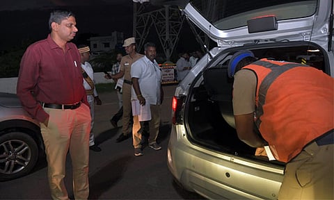 தூத்துக்குடியில் இதுவரை ரூ.33.73 லட்சம் பணம் பறிமுதல்: கலெக்டர் இளம்பகவத் தகவல்