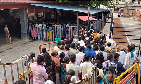 விடுமுறை தினம்: திருவண்ணாமலை அருணாசலேஸ்வரர் கோவிலில் பக்தர்கள் கூட்டம் அலைமோதியது