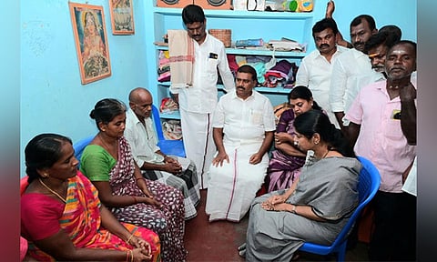 தூத்துக்குடி மாணவி படுகொலை: கனிமொழி எம்.பி., அமைச்சர் கீதா ஜீவன் நேரில் ஆறுதல்