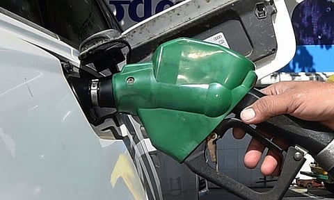 ஒரு லிட்டர் பெட்ரோல் ரூ.398; இலங்கையில் எரிபொருள் விலை கடுமையாக உயர்வு