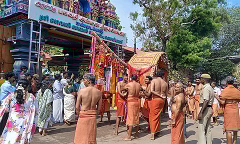 வெள்ளிப்பல்லக்கில் பவனி வந்த பகவதி அம்மன்