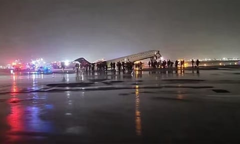 தீ அணைப்பு வாகனம் மீது விமானம் மோதி விபத்து: பயணிகள் காயம்