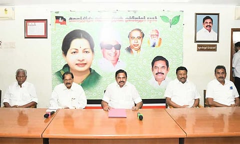 எடப்பாடி பழனிசாமி தலைமையில் நாளை மாவட்ட செயலாளர்கள் கூட்டம்