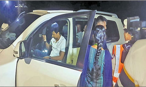 துணை முதல்-அமைச்சர் உதயநிதி ஸ்டாலின் காரில் தேர்தல் அதிகாரிகள் சோதனை