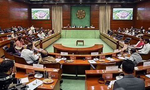 மேற்காசிய மோதல்; முப்படைகளின் தலைமை தளபதியுடன் ஆலோசனை மேற்கொண்ட மத்திய மந்திரி ராஜ்நாத் சிங்