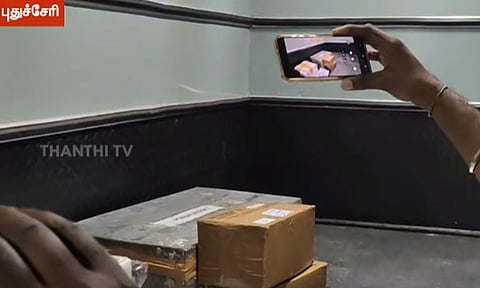 புதுச்சேரியில் இருந்து சென்னை வந்த வாகனத்தில் ரூ.5 கோடி மதிப்பிலான தங்க நகைகள் பறிமுதல்