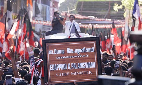 எடப்பாடி பழனிசாமி பிரசாரத்தில் முதல்-அமைச்சர் பெயர் பலகையுடன் வந்த அ.தி.மு.க. தொண்டர்!