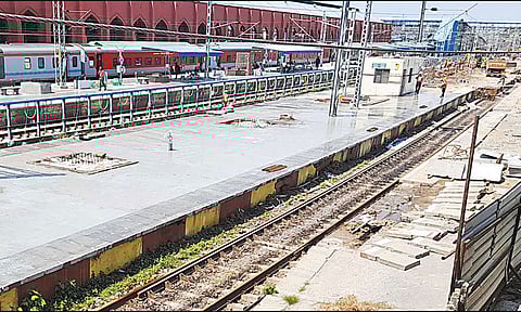 எழும்பூரில் மின்சார ரெயில் நடைமேடை மறுசீரமைப்பு பணி மும்முரம்