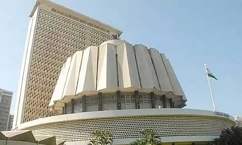 மும்பையில் பரபரப்பு: மராட்டிய சட்டசபை முன் தீக்குளிக்க முயன்ற விவசாயி