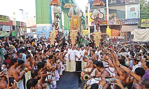 யானை மீது எழுந்தருளி வீதி உலா வந்த சுவாமி ஐயப்பன்