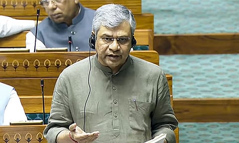 ஐ.ஆர்.சி.டி.சி. வலைதளத்தில் இருந்து 3 கோடி போலி கணக்குகள் நீக்கம்: மத்திய அரசு தகவல்