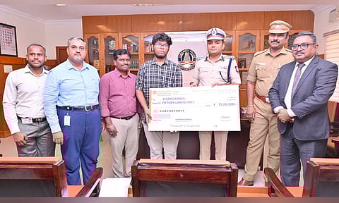 இளநிலை உதவியாளர் குடும்பத்துக்கு ரூ.15 லட்சம் காசோலை: நெல்லை மாநகர போலீஸ் கமிஷனர் வழங்கினார்