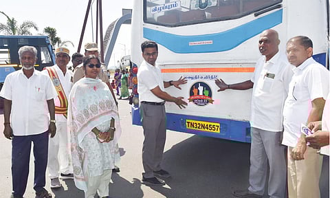 கள்ளக்குறிச்சி: 100 சதவீதம் வாக்குப்பதிவை வலியுறுத்தி பேருந்துகளில் ஸ்டிக்கர் ஒட்டி விழிப்புணர்வு