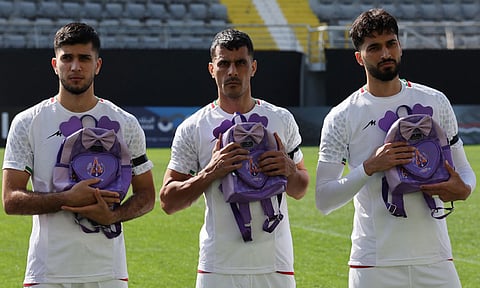 தாக்குதலில் உயிரிழந்த குழந்தைகளுக்கு அஞ்சலி செலுத்திய ஈரான் கால்பந்து வீரர்கள்