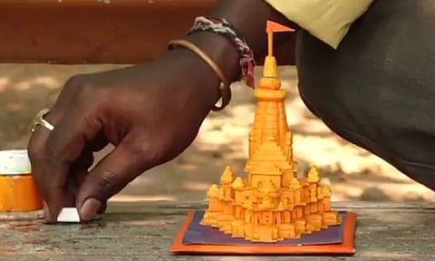 4 அங்குல அதிசயம்: சாக்பீஸில் ராமர் கோவிலை செதுக்கிய ஒடிசா கலைஞர்