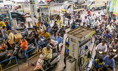 தவறான தகவல் பரப்பினால் நடவடிக்கை: கச்சா எண்ணெய் கையிருப்பில் உள்ளது- மத்திய அரசு