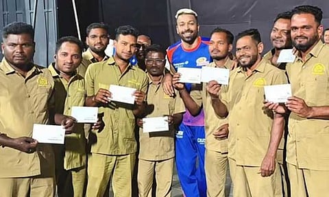 வான்கடே மைதானத்தின் ஊழியர்களுக்கு பரிசு வழங்கிய ஹர்திக் பாண்டியா