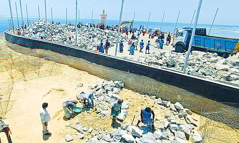 தனுஷ்கோடி அரிச்சல் முனை வளைவை சுற்றி தடுப்பு சுவர் கட்டும் பணி தீவிரம்