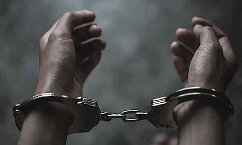 மது போதையில் அரசு பஸ்சை ஓட்ட முயன்ற போலீஸ்காரர் கைது