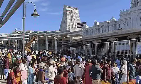 விடுமுறை தினம்: திருச்செந்தூரில் குவிந்த பக்தர்கள்