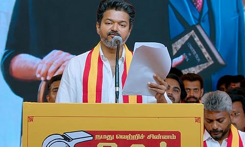 ஒரு எம்.எல்.ஏ எப்படி இருக்க வேண்டும் என்பதை நான் சொல்கிறேன்: விஜய் பேச்சு