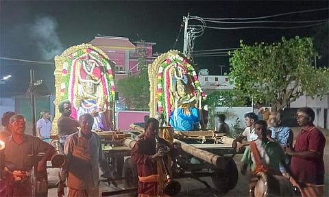 களக்காடு வரதராஜ பெருமாள் கோவிலில் இரட்டை கருட சேவை