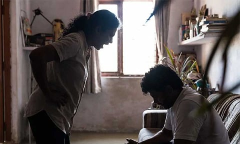 ஆபாச வீடியோக்களை காட்டி தோழிகளுடன் உல்லாசமாக இருக்க கணவனை வற்புறுத்திய பெண் என்ஜினீயர்...கண்ணீர் விட்டு கதறிய வாலிபர்