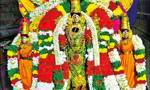 திருக்கல்யாண மண்டபத்தில் ஸ்ரீதேவி, பூதேவியுடன் கள்ளழகர் எழுந்தருளி பக்தர்களுக்கு அருள்பாலித்த காட்சி