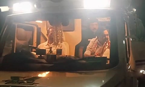 எடப்பாடி பழனிசாமி பிரசார வாகனத்தில் தேர்தல் பறக்கும்படை அதிகாரிகள் சோதனை