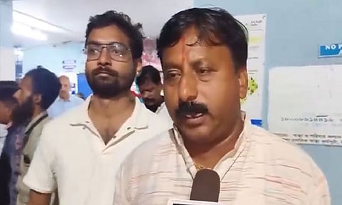 மேற்கு வங்காளம்: கொடி ஏற்றுவதில் தகராறு; பா.ஜ.க., திரிணாமுல் காங்கிரசார் மோதலில் பலர் காயம்