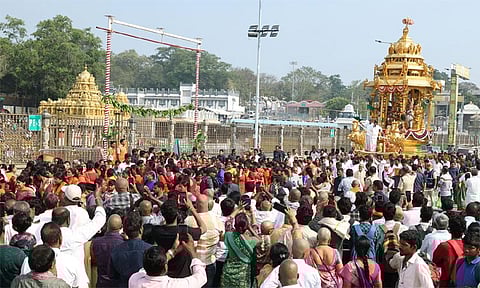 திருப்பதி ஏழுமலையான் கோவிலில் தங்கத் தேரோட்டம்