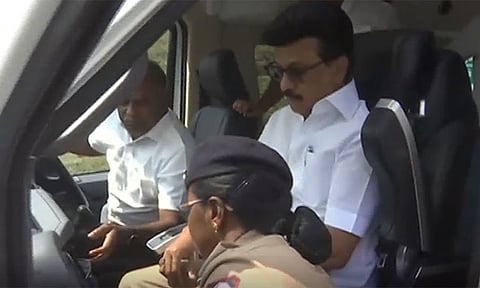 தஞ்சை அருகே முதல்-அமைச்சர் மு.க.ஸ்டாலினின் பிரசார வாகனத்தை சோதனையிட்ட தேர்தல் அதிகாரிகள்