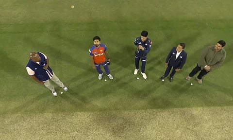 ஐபிஎல்: குஜராத்துக்கு எதிராக டாஸ் வென்ற பஞ்சாப் அணி பந்துவீச்சு தேர்வு