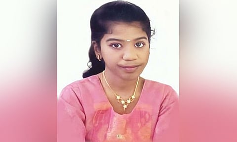 தூத்துக்குடியில் வளர்ப்பு நாய் கடித்ததில் பிளஸ்-1 மாணவி உயிரிழப்பு