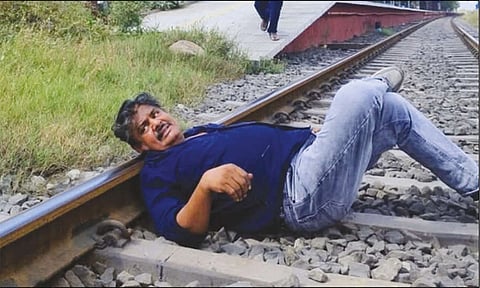 தண்டவாளத்தில் தலை வைத்து படுத்த நடிகர் மன்சூர் அலிகான் மீது 2 பிரிவுகளின் கீழ் வழக்குப்பதிவு