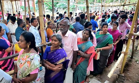 திருவாரூர் தியாகராஜரின் பாத தரிசனம் காண வரிசையில் காத்திருந்த பக்தர்கள்