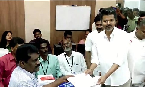 திருச்சி கிழக்கு தொகுதியில் வேட்புமனு தாக்கல் செய்தார் விஜய்