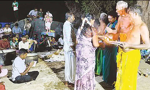 திருவிழா: பூஜையில் வைக்கப்பட்ட ஒரு எலுமிச்சை பழம் ரூ.45 ஆயிரத்து 500-க்கு ஏலம்