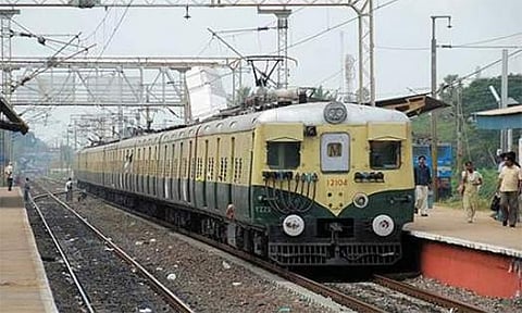 சென்னையில் இயல்பு நிலைக்கு திரும்பிய புறநகர் மின்சார ரெயில் சேவை: பயணிகள் மகிழ்ச்சி
