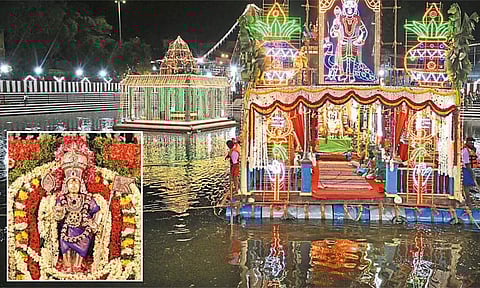 தெப்பத்தில் எழுந்தருளி வலம் வந்த முருகப்பெருமான்