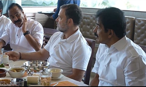 கேரள சுவையுடன் தேர்தல் வியூகம்: கொச்சி உணவகத்தில் ராகுல் காந்தி முக்கிய தலைவர்களுடன் ஆலோசனை