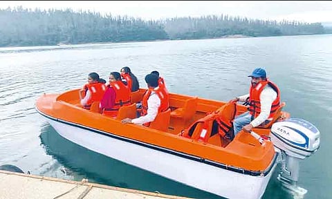 ஊட்டி பைக்காரா படகு இல்லத்தில் மின்மோட்டார் படகுகள் இயக்கம் -சுற்றுலா பயணிகள் வரவேற்பு