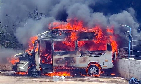 கன்னியாகுமரியில் சுற்றுலா வேன் தீப்பிடித்து எரிந்ததால் பரபரப்பு