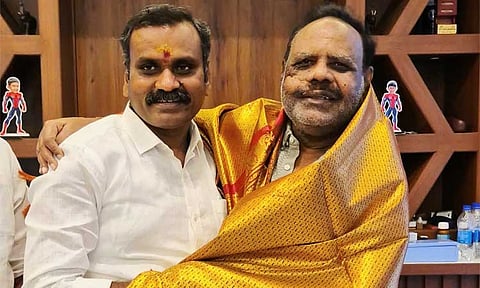 தனபாலை சந்தித்து வாழ்த்து பெற்றார் எல்.முருகன்